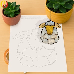 PD 161 oveja Vitral con cerdo que atrapa el sol Patrón de descarga digital, Atrapasol de bricolaje Vitral, Atrapasol de oveja