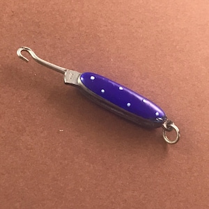 Micro Button Haken mit Schuppen aus Cloisonné-Emaille