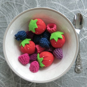 16 pcs. Accessories for shop: Fruit set - strawberries, raspberries, blackberries, blueberries, crocheted, sewn play kitchen, children's kitchen