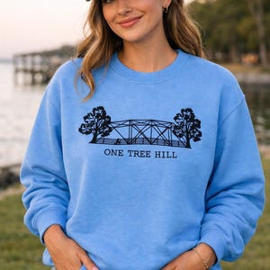 Sudadera de cuello redondo bordada con el logo de One Tree Hill, ideal como regalo para novia, regalo para amiga o para el Día de San Valentín. imagen 1