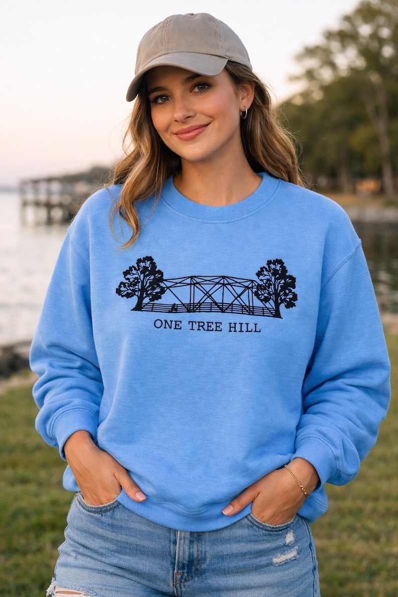 Sudadera de cuello redondo bordada con el logo de One Tree Hill, ideal como regalo para novia, regalo para amiga o para el Día de San Valentín. imagen 1