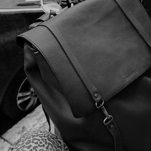 Sac à dos fait main en cuir noir