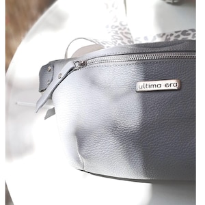 Gürteltasche aus Leder in grau