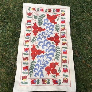 Piccolo Suzani, Figure di melograno, Appeso al muro, Tovaglia rettangolare, Suzani fatto a mano in cotone, Oggettistica per la casa vintage, Panno decorativo 1&#39;7&quot;x2&#39;9