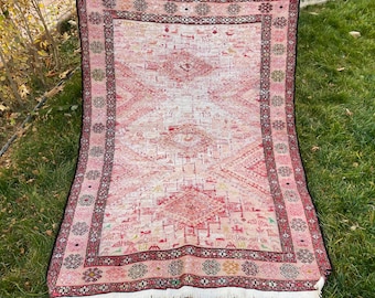 Handgemaakt roze sumak kelimtapijt: vintage Turkse wollen vloerkleed (4'4"x3'2"ft)
