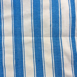 Puede incluir: Una tela de rayas blancas y azules con textura tejida. La tela tiene un brillo sutil y est&aacute; hecha de fibras naturales.