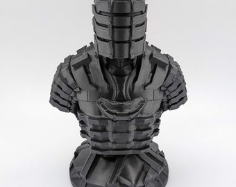 Pode incluir: Um busto de um personagem com capacete e armadura, impresso em 3D na cor preta. O busto está sobre uma base texturizada.