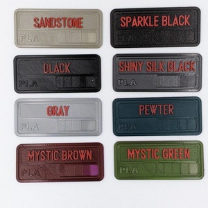 以下が含まれることがあります： 3Dプリント用のPLAフィラメントのカラーサンプル8色。色は、サンドストーン、スパークルブラック、ブラック、シャイニーシルクブラック、グレー、ピューター、ミスティックブラウン、ミスティックグリーンです。