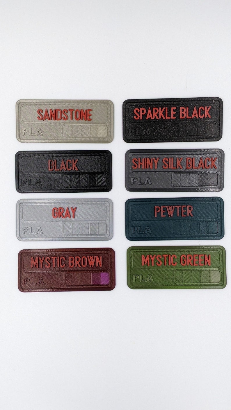 以下が含まれることがあります： 3Dプリント用のPLAフィラメントのカラーサンプル8色。色は、サンドストーン、スパークルブラック、ブラック、シャイニーシルクブラック、グレー、ピューター、ミスティックブラウン、ミスティックグリーンです。