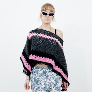 90&#39;s Vintage retro striped fringe crochet poncho in dark gray/pink/black