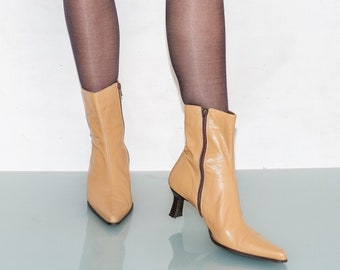 Vintage Y2K pointed toe leather ankle boots in beige