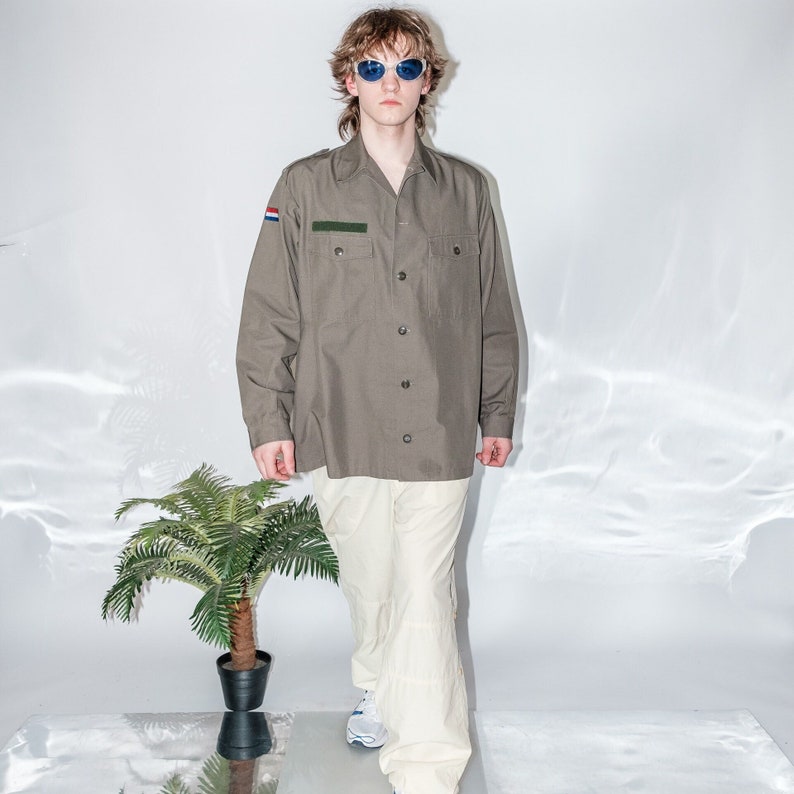 90's Vintage army thick button down shirt in khaki green image 1