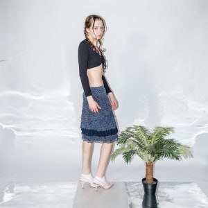 Vintage 90's retro layered floral midi skirt in navy & white image 4