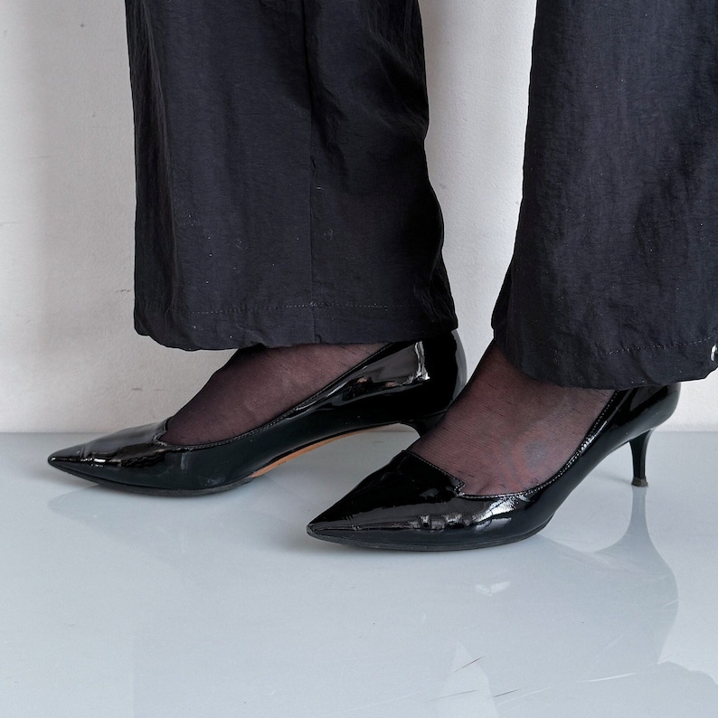 Vintage Y2K classy patent leather pumps in shiny black image 1