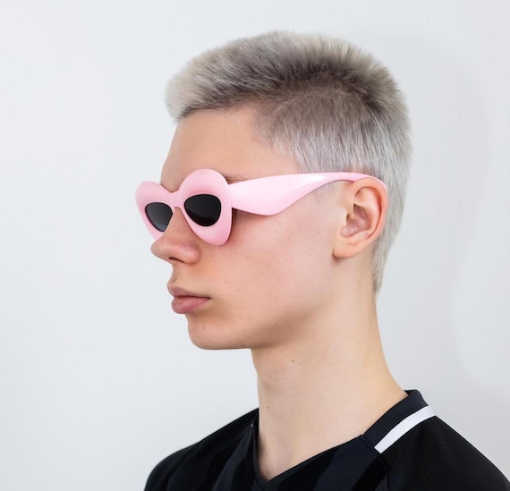 Buy Y2K Kiss Kiss Oversized Sunglasses in Baby Pink & Black  display picture 3