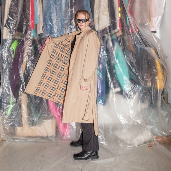Vintage Burberry iconic trench coat in beige