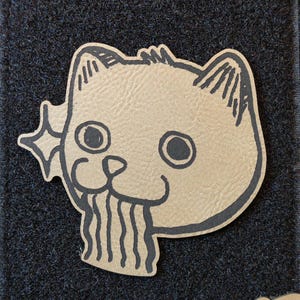 Parche de moral para gamers tácticos con forma de gato sorbiendo fideos - Emoji Tactical Tacticool