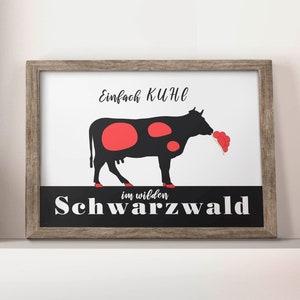 Schwarzwald Kuh mit Bollenhut Premium Poster, Foto-Print in Profi Qualität, Deko Geschenk, Grafik mit Stil und Witz, in weiss und grün