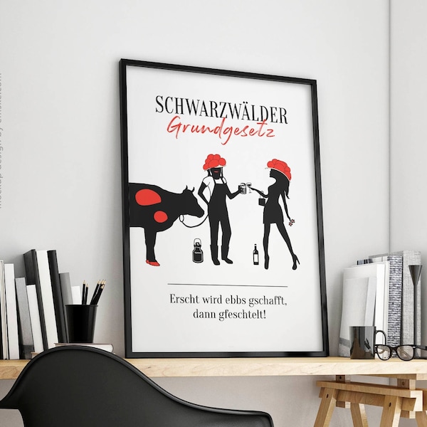 Schwarzwald Poster Premium Foto-Print in Profi Qualität, Schwarzwaldmädel mit Bollenhut und Kuh, pfiffige Deko Geburtsatgsgeschenk Feier