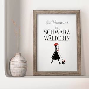 Schwarzwald Poster Premium Foto-Print in Profi Qualität, Schwarzwaldmädel Frauenpower Bollenhut Prinzessin, Deko Geschenk auch als Postkarte