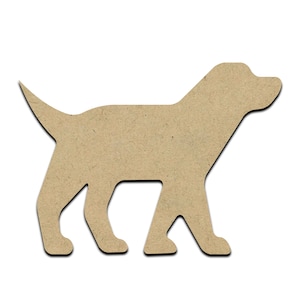 Op de afbeelding: Een bruine kartonnen uitsnede van een hond in een wandelende houding.