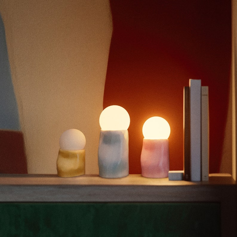 Lámpara de cerámica artesanal: lámpara de mesa escultural con acabado brillante