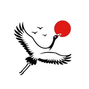 以下が含まれることがあります： 赤い太陽を背景に、飛んでいる鶴の白黒イラスト。3羽の小さな鳥も飛んでいます。鶴は翼を大きく広げており、画像は白い背景に設定されています。