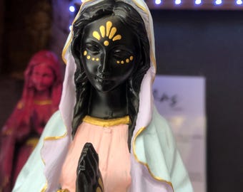Ręcznie malowana figurka religijna Czarnej Dziewicy