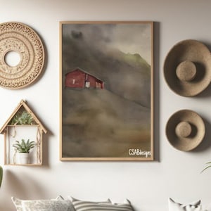 Op de afbeelding: Een aquarel schilderij van een rood huis op een groene heuvel met een mistige achtergrond. Het schilderij is ingelijst in een licht houten lijst.
