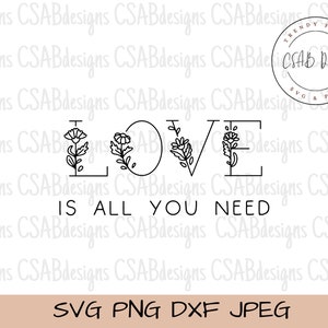 Op de afbeelding: Zwart-wit grafisch ontwerp met de tekst "LOVE IS ALL YOU NEED" in een bloemrijk lettertype. Het ontwerp bevat een cirkelvormig logo en bestandstype-opties: SVG, PNG, DXF en JPEG.
