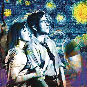 Könnte beinhalten: Ein Gemälde eines Paares, das eng beieinander steht und zu einem sternenklaren Nachthimmel aufblickt. Das Gemälde ist in einem blauen, grünen und gelben Farbschema gehalten. Das Paar steht vor einem antiken Grammophon.