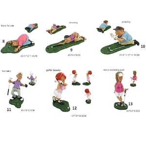Può includere: Una collezione di statuette a tema golf. Le statuette raffigurano vari scenari di golf, tra cui il putting, il tiro e il gioco. Ogni statuetta è su una base verde, con misure in cm. Le figure sono vestite con abbigliamento da golf.