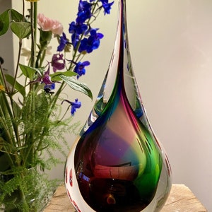Elegante regenboogkleurige glazen druppel, handgemaakte sculptuur Dutch Design