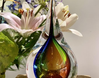 Elegante regenboog gekleurde glazen druppel, handgemaakte sculptuur Dutch Design