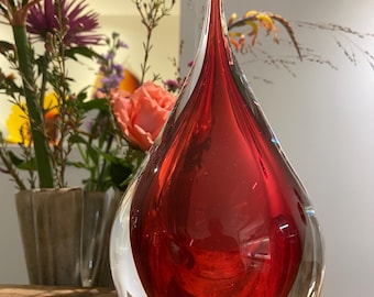 Mooie rood gekleurde glasur druppel, handgemaakte skulptur holländisches Design