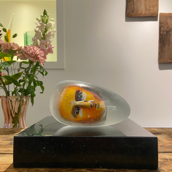 Kosta Boda Bertil Vallien Art Escultura de vidrio 'Resting Head' ltd Suecia (artículo exclusivo de coleccionistas)