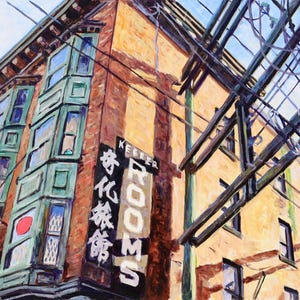 Puede incluir: Un edificio antiguo con un ventanal verde y un letrero que dice "KEEPER ROOMS" en letras blancas sobre fondo negro. El letrero también está en caracteres chinos. El edificio está cubierto por una red de cables eléctricos.