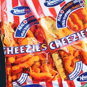 Könnte beinhalten: Zwei Tüten Hawkins Cheezies Mais-Snacks. Die Tüten sind rot und weiß gestreift mit dem Markennamen und Produktinformationen in Blau und Weiß. Die Tüten enthalten orangefarbene Snacks und sind mit "Real Cheddar" beschriftet. Jede Tüte wiegt 80g.