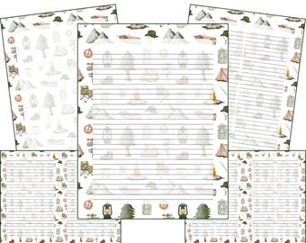 Op de afbeelding: Een set gelinieerde briefpapierbladen met een kampeerthema. De vellen hebben een herhalend patroon van tenten, bergen, lantaarns en andere kampeergerelateerde illustraties in tinten groen, bruin en beige. De rand van elk vel is versierd met dezelfde kampeerthema-illustraties.