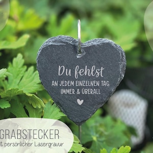 Könnte beinhalten: Ein schwarzer, herzförmiger Grabstecker aus Schiefer mit dem Text "Du fehlst" (Du fehlst) und "AN JEDEM EINZELNEN TAG. IMMER & ÜBERALL" (Jeden einzelnen Tag. Immer und überall).
