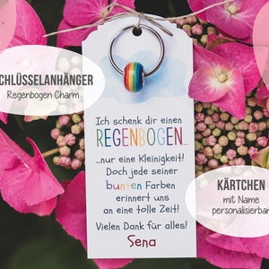 Könnte beinhalten: Ein bunter Regenbogen-Anhänger für Schlüssel mit einem Anhänger, auf dem steht: "Ich schenk dir einen Regenbogen... nur eine Kleinigkeit! Doch jede seiner bunten Farben erinnert uns an eine tolle Zeit! Vielen Dank für alles! Sena" und "KÄRTCHEN mit Name personalisierbar".