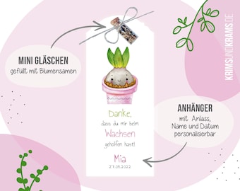 May include: A pink and white mini glass jar containing a flower seed packet. The jar features a cute illustration of a potted plant with a smiling face. The text on the jar reads "MINI GLÄSCHEN gefüllt mit Blumensamen" and "Danke, dass du mir beim Wachsen geholfen hast! Mia 27.08.2022". The text on the tag reads "ANHÄNGER mit Anlass, Name und Datum personalisierbar".