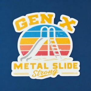 Op de afbeelding: Een sticker met een retro-ontwerp met een waterglijbaan en de tekst "GEN X METAL SLIDE STRONG". Het ontwerp bevat een kleurrijke zonsondergangachtergrond met blauwe, gele, oranje en rode strepen. De sticker heeft een witte rand.
