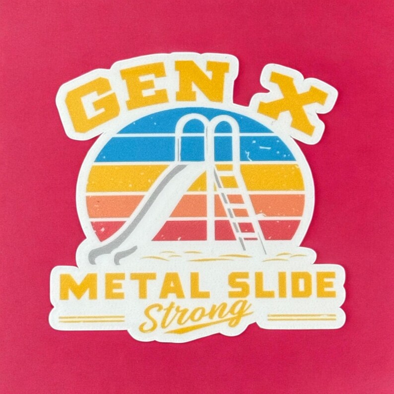 Op de afbeelding: Een sticker met een retro-ontwerp met een metalen glijbaan, ladder en de tekst "GEN X METAL SLIDE STRONG". Het ontwerp bevat een zonsondergang-achtige achtergrond met blauwe, gele, oranje en rode strepen. De sticker heeft een witte rand.