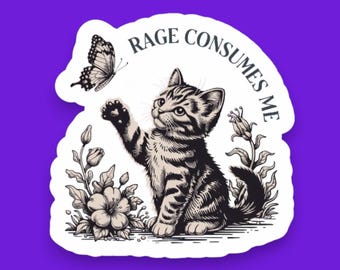 Könnte beinhalten: Ein gestanzter Aufkleber mit einer schwarz-weißen Illustration eines getigerten Kätzchens, das nach einem Schmetterling greift. Das Kätzchen ist von Blumen umgeben und der Text RAGE CONSUMES ME ist in einer dunklen Serifenschrift darüber gebogen.