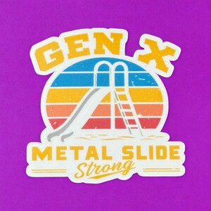 Op de afbeelding: Een sticker met een retro-ontwerp met een waterglijbaan en de woorden "GEN X METAL SLIDE STRONG". Het ontwerp bevat een zonsondergangkleurenschema van blauw, geel, oranje en rood, met een witte omtrek op een paarse achtergrond.