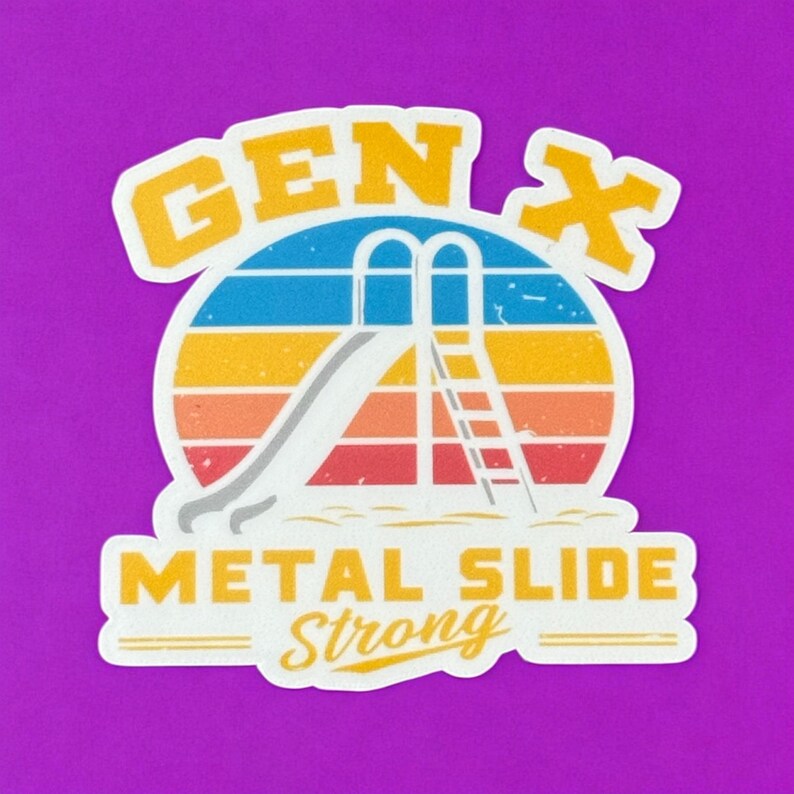 Op de afbeelding: Een sticker met een retro-ontwerp met een waterglijbaan en de woorden "GEN X METAL SLIDE STRONG". Het ontwerp bevat een zonsondergangkleurenschema van blauw, geel, oranje en rood, met een witte omtrek op een paarse achtergrond.