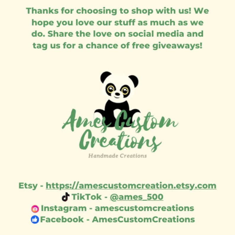 Op de afbeelding: Lichtgroene achtergrond met tekst en een panda-berenillustratie. De tekst luidt "Bedankt voor het winkelen bij ons!" en "Ames Custom Creations, Handmade Creations". Social media links zijn ook opgenomen.