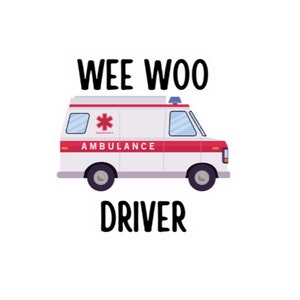 Op de afbeelding: Een witte ambulance met een rode streep en een rode ster van het leven aan de zijkant. De tekst "WEE WOO DRIVER" staat in het zwart onder de ambulance.