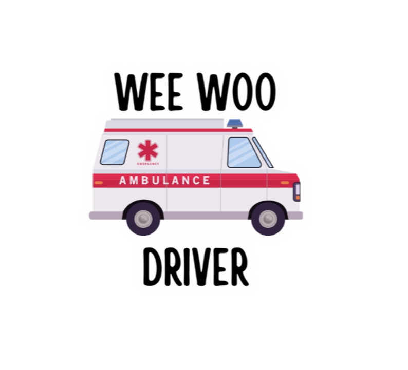 Op de afbeelding: Een witte ambulance met een rode streep en een rode ster van het leven aan de zijkant. De tekst "WEE WOO DRIVER" staat in het zwart onder de ambulance.